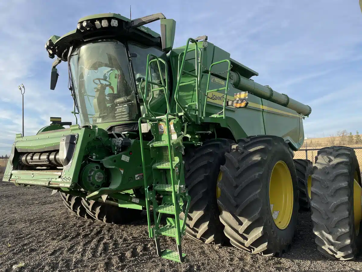 Gallery image 1 for Used 2024 John Deere X9 1000 Combine