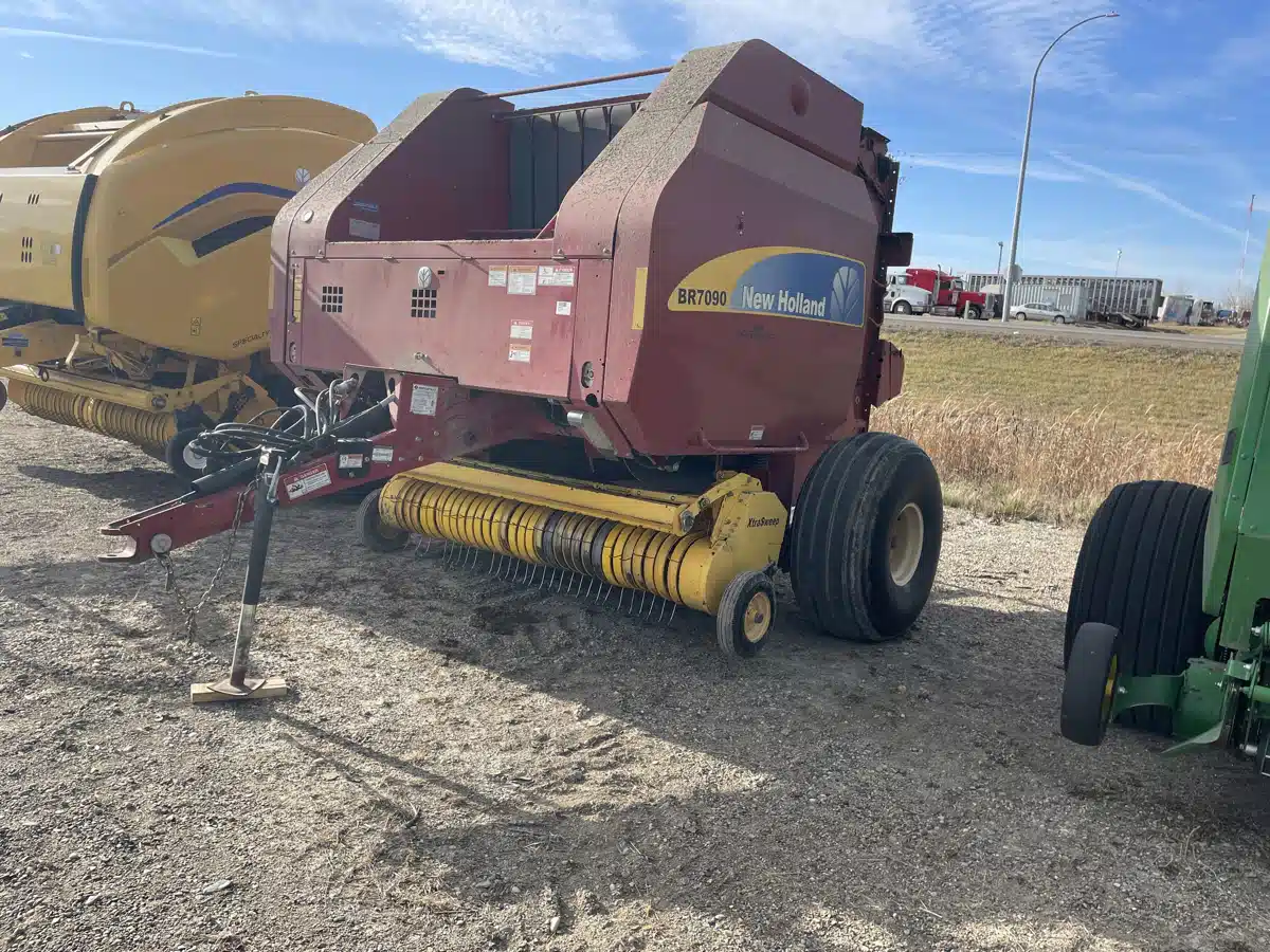 Gallery image 1 for Used 2013 New Holland RB7090 Round Baler