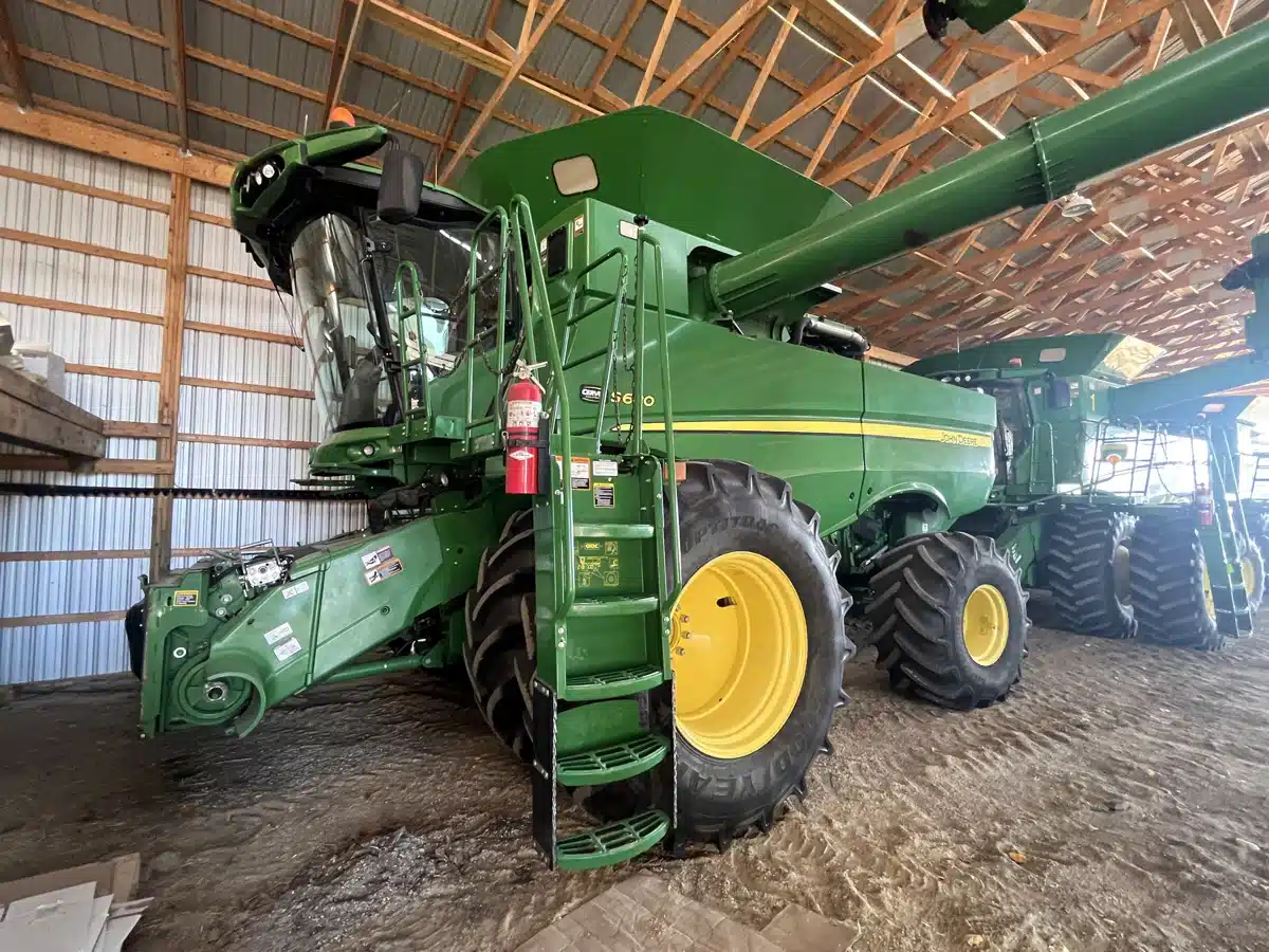 Gallery image 1 for 2015 John Deere S680 Combine