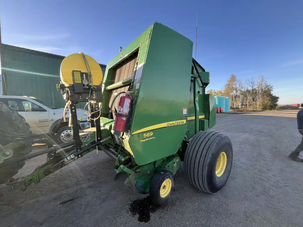 Gallery image 1 for 2017 John Deere 569 Round Baler
