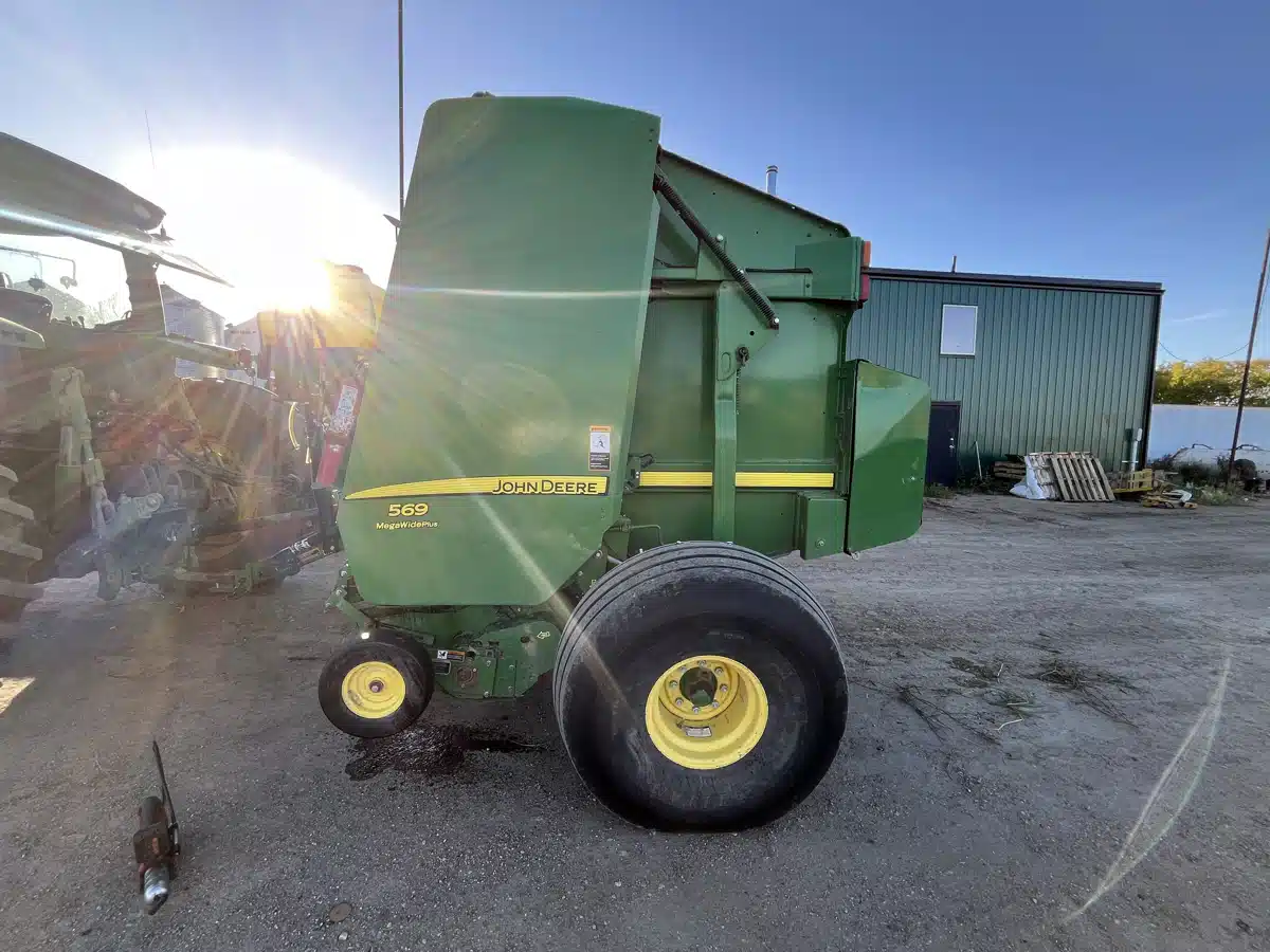 Gallery image 2 for 2017 John Deere 569 Round Baler