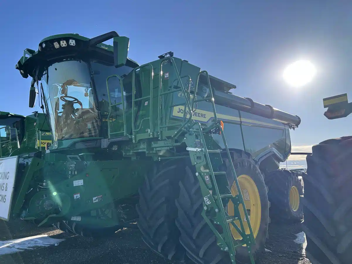 Gallery image 1 for 2022 John Deere X9 1000 Combine