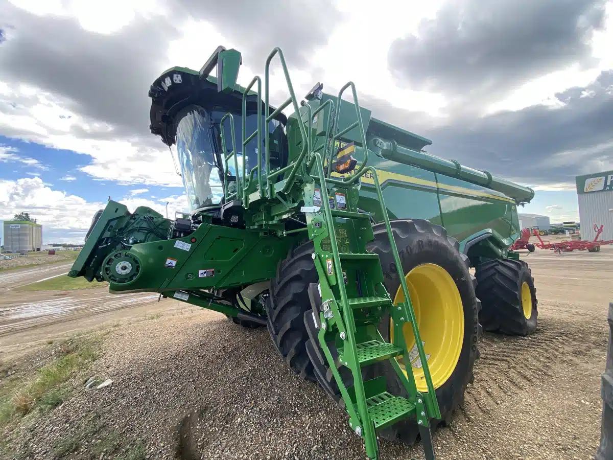 Gallery image 2 for 2024 John Deere X9 1100 Combine