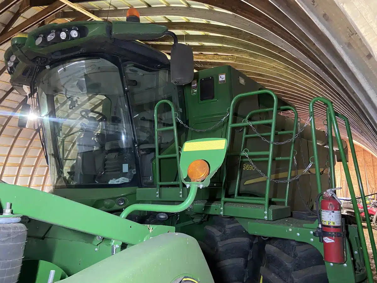 Gallery image 2 for 2013 John Deere S690 Combine