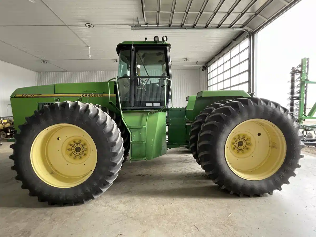 Gallery image 2 for Used 1995 John Deere 8870 Tractor