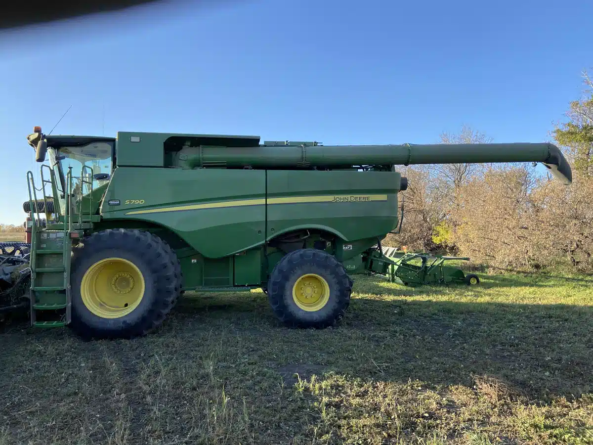 Gallery image 2 for 2019 John Deere S790 Combine