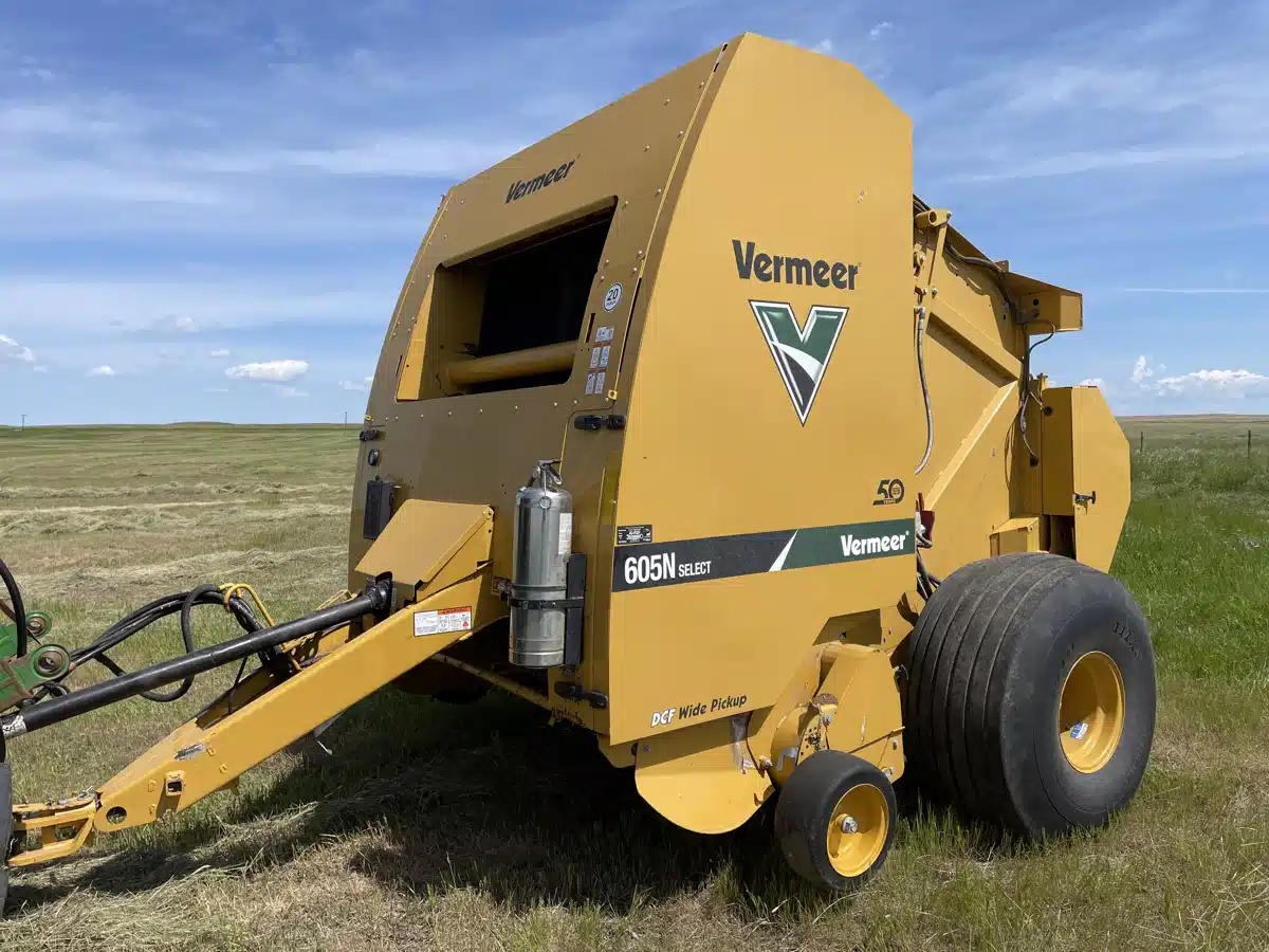 Gallery image 1 for 2022 Vermeer 605N Round Baler