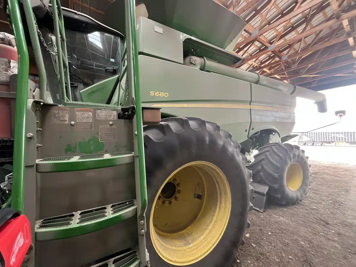 Gallery image 2 for 2016 John Deere S680 Combine