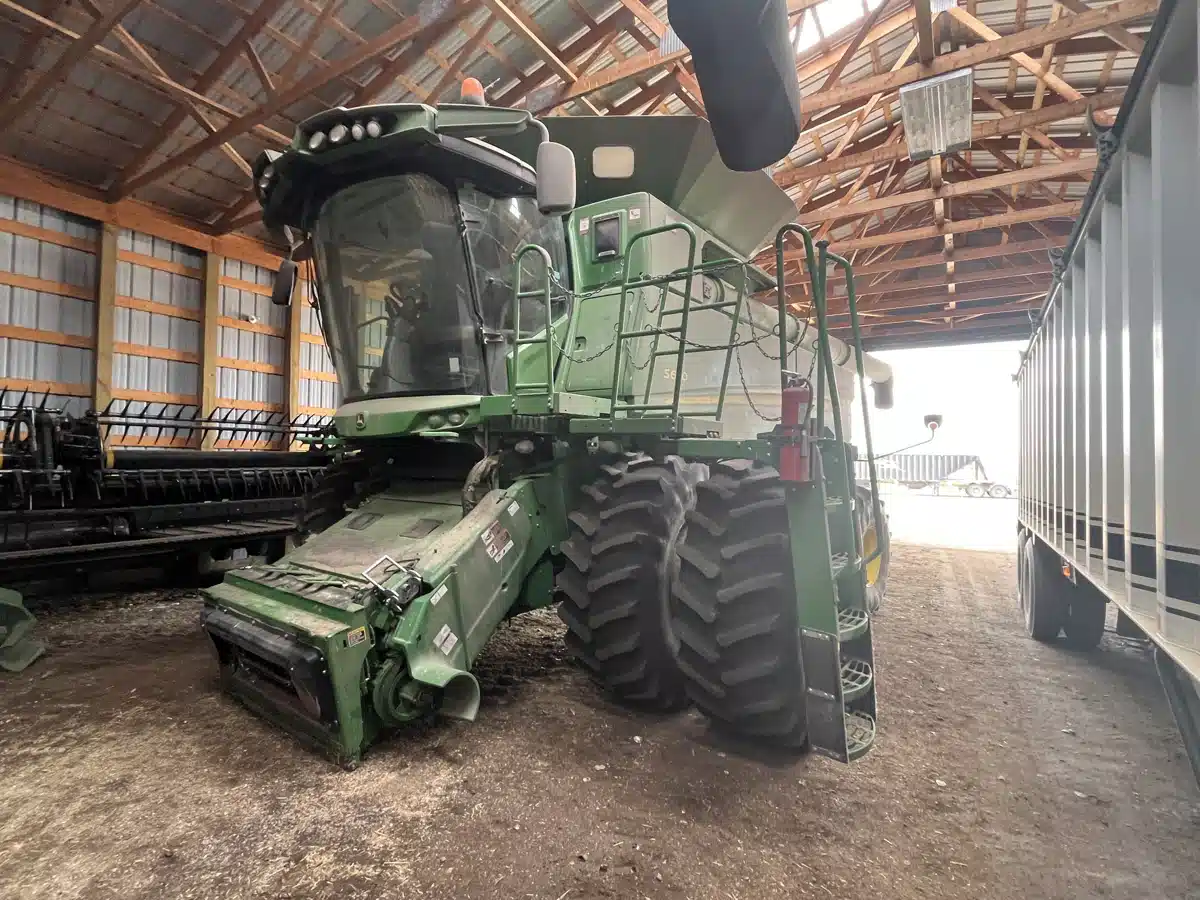 Gallery image 1 for 2016 John Deere S680 Combine