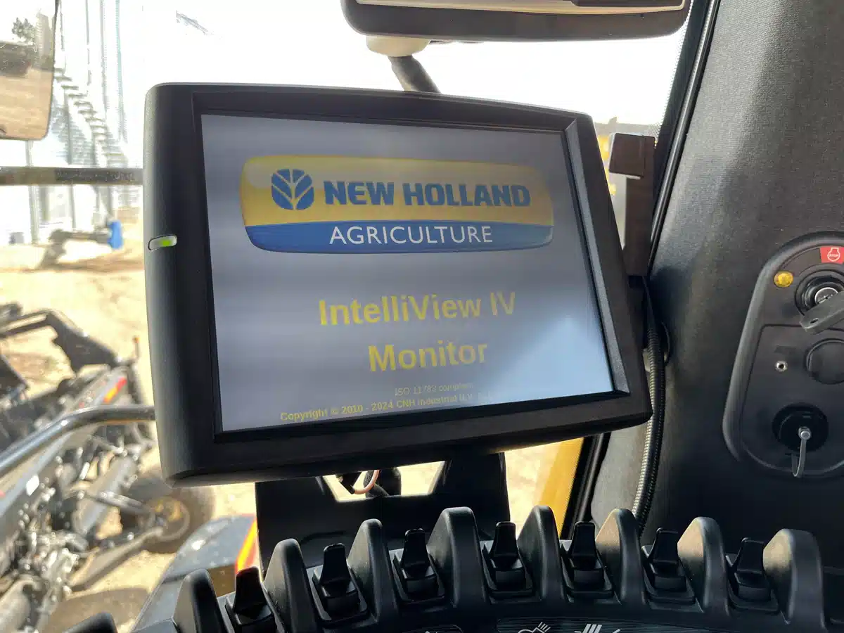 Gallery image 2 for 2025 New Holland CX8.80 Combine