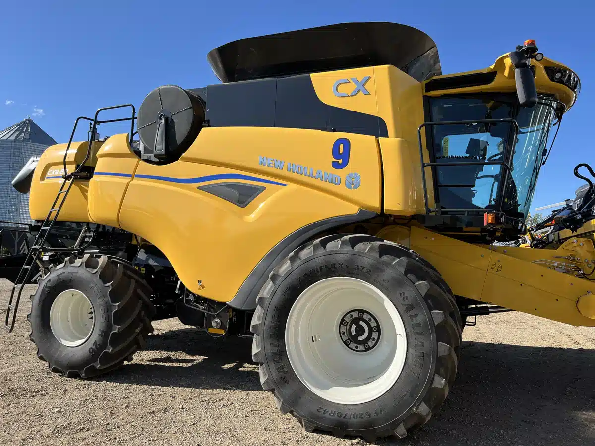 Gallery image 1 for 2025 New Holland CX8.80 Combine