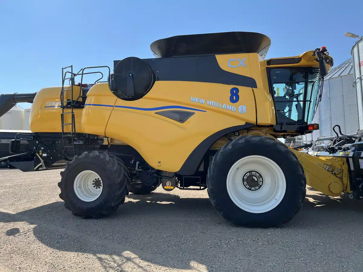 Gallery image 1 for 2025 New Holland CX8.80 Combine