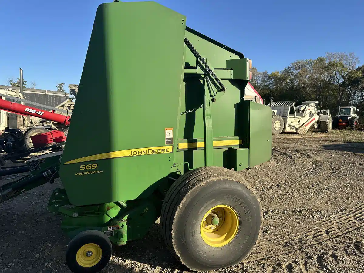 Gallery image 2 for 2017 John Deere 569 Round Baler