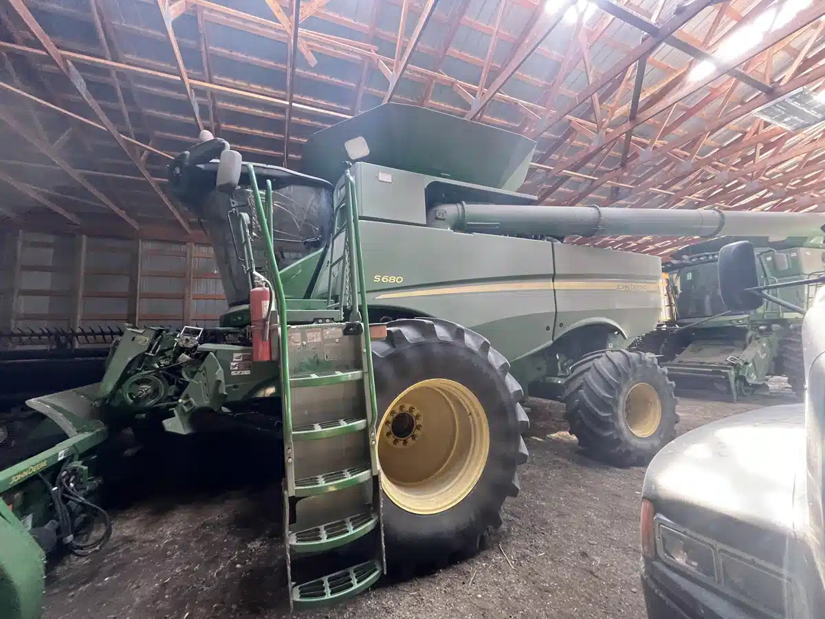 Gallery image 2 for 2015 John Deere S680 Combine