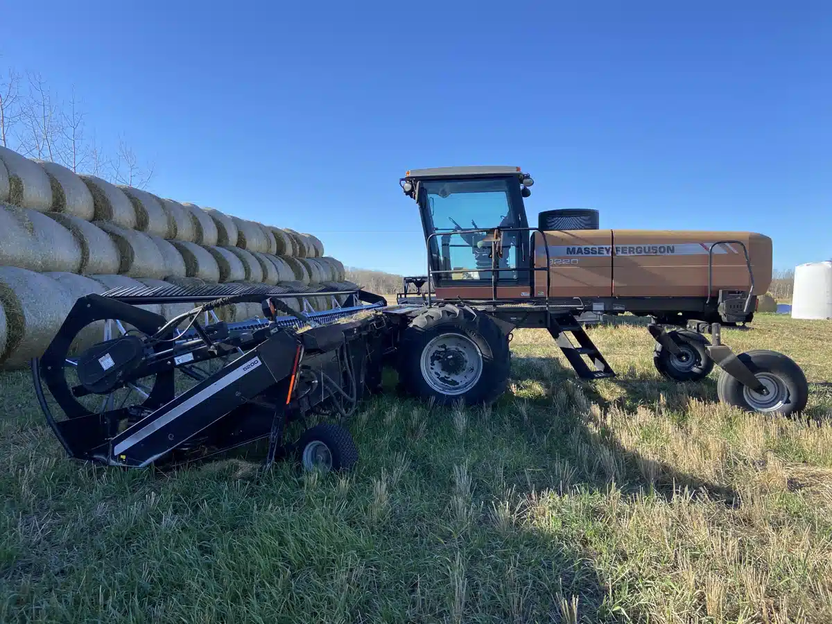 Gallery image 2 for 2006 Massey Ferguson 9220 Windrower