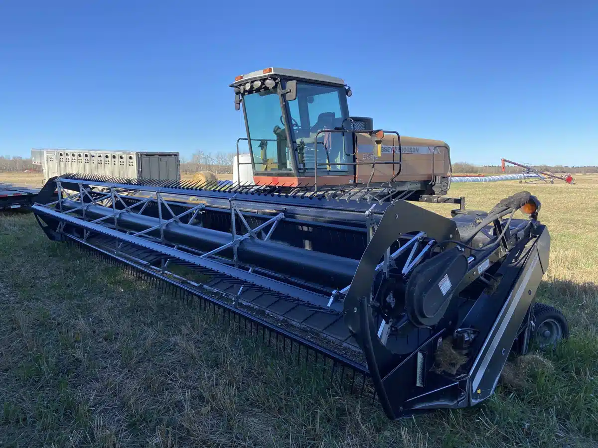 Gallery image 1 for 2006 Massey Ferguson 9220 Windrower