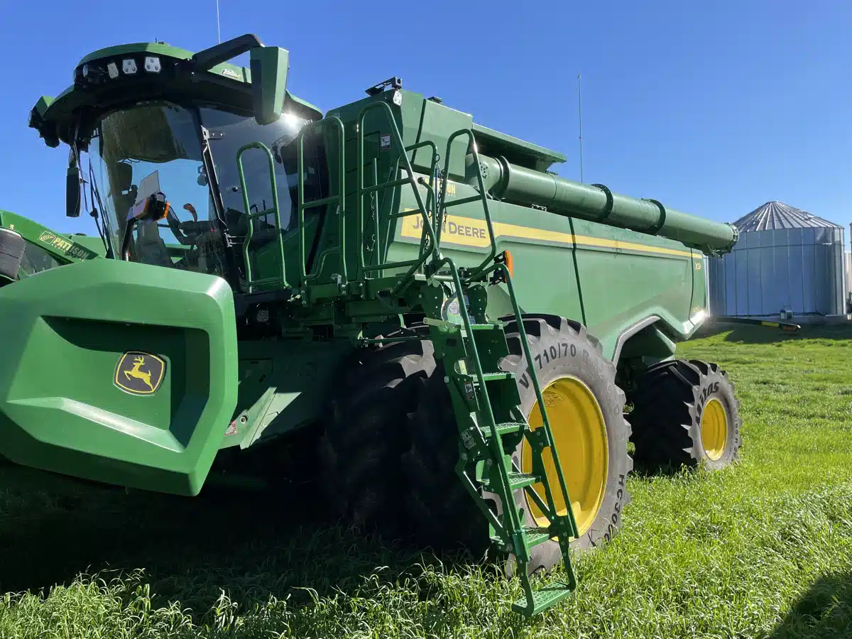 Gallery image 1 for 2023 John Deere X9 1100 Combine