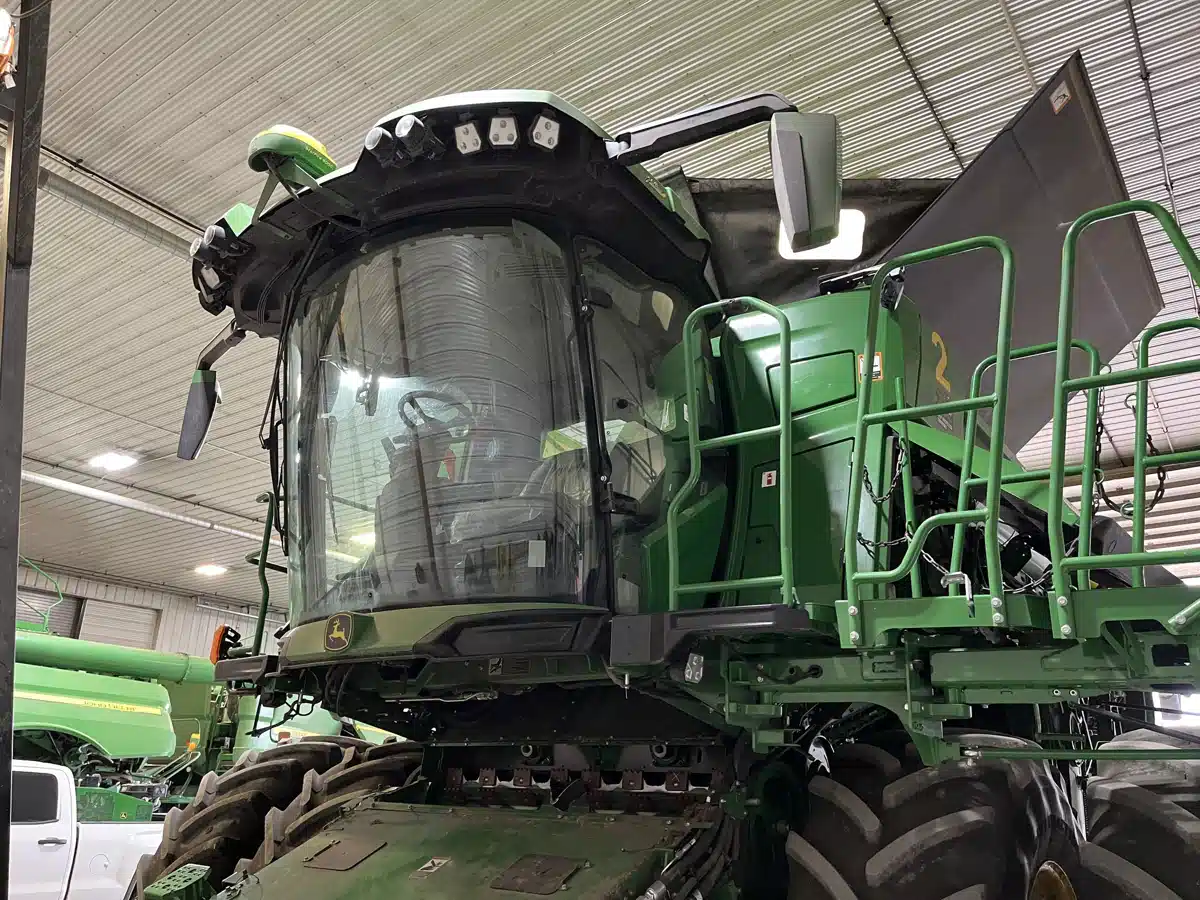 Gallery image 1 for Used 2022 John Deere X9 1000 Combine