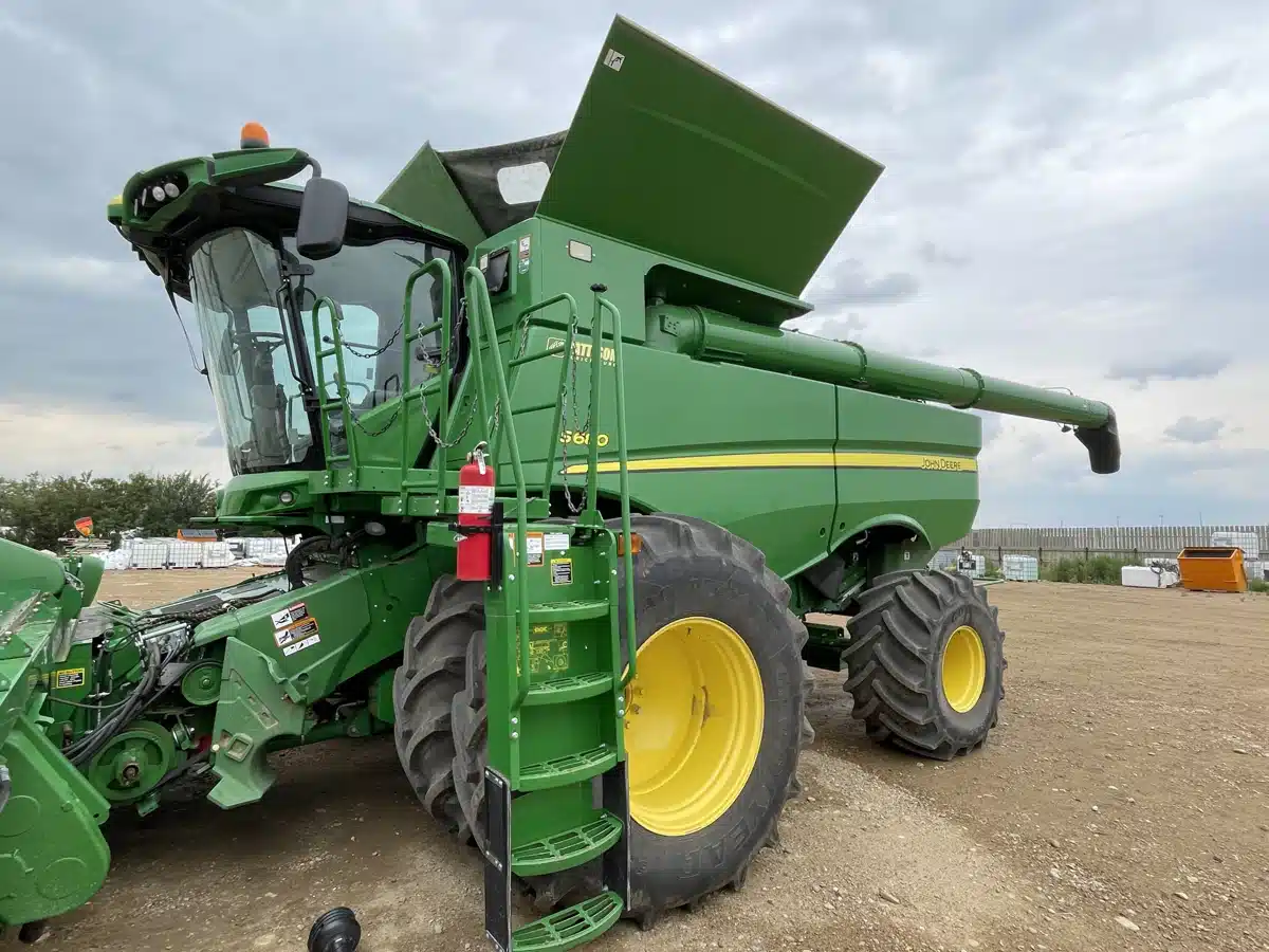 Gallery image 1 for Used 2017 John Deere S680 Combine