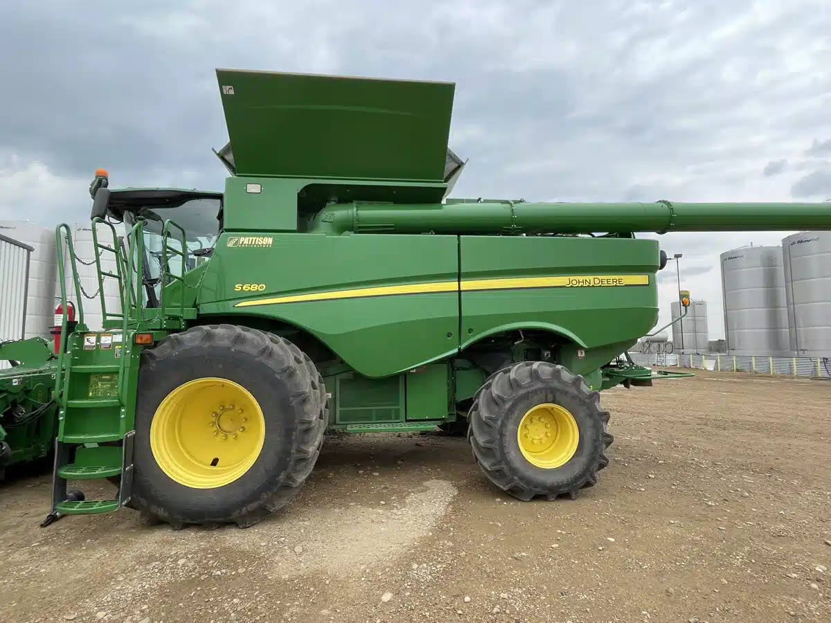 Gallery image 2 for Used 2017 John Deere S680 Combine