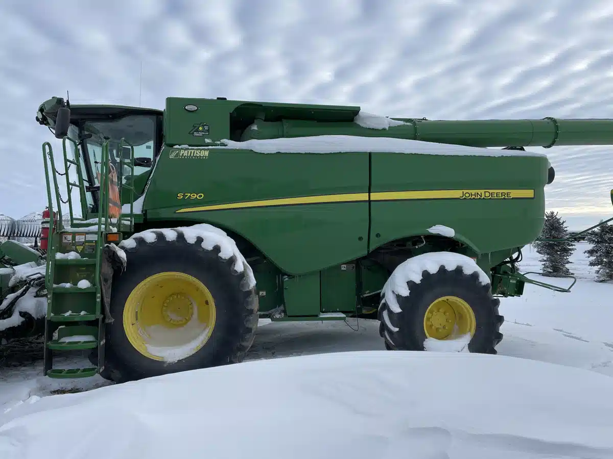 Gallery image 2 for Used 2022 John Deere S790 Combine