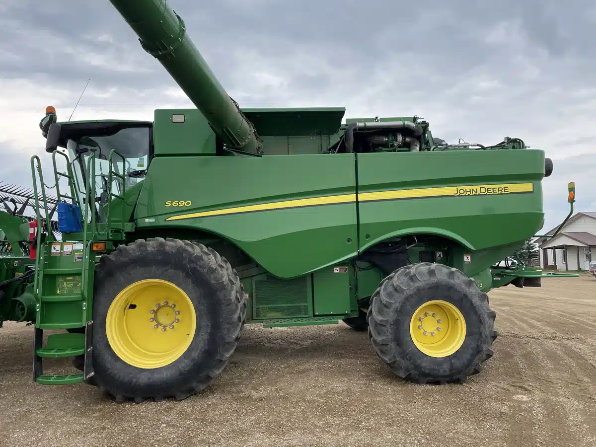 Gallery image 2 for 2017 John Deere S690 Combine
