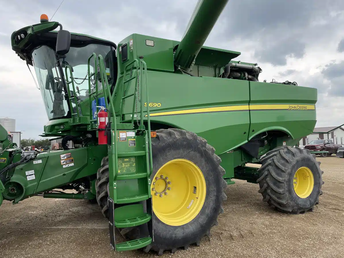 Gallery image 1 for 2017 John Deere S690 Combine