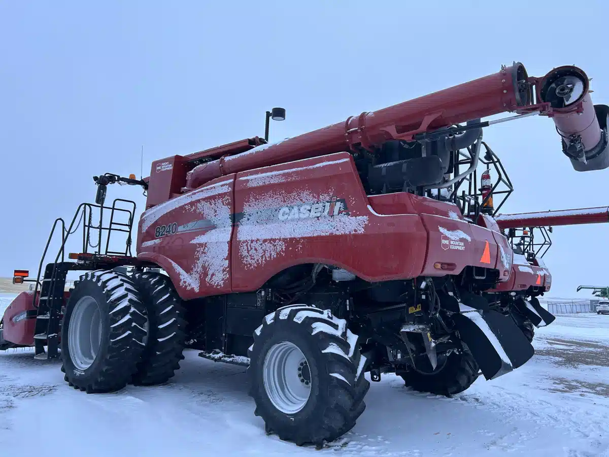 Gallery image 2 for 2016 Case IH 8240 Combine