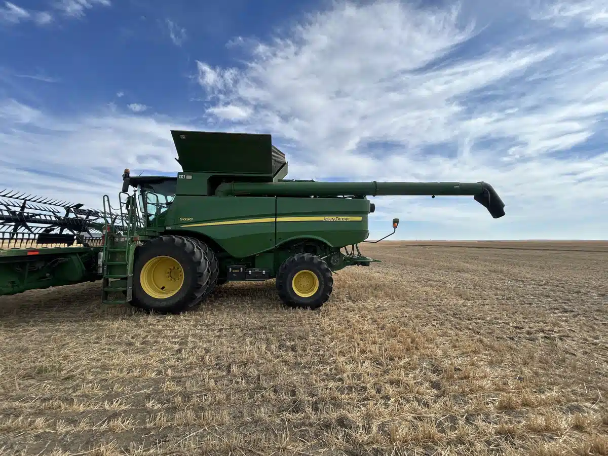 Gallery image 2 for Used 2014 John Deere S690 Combine