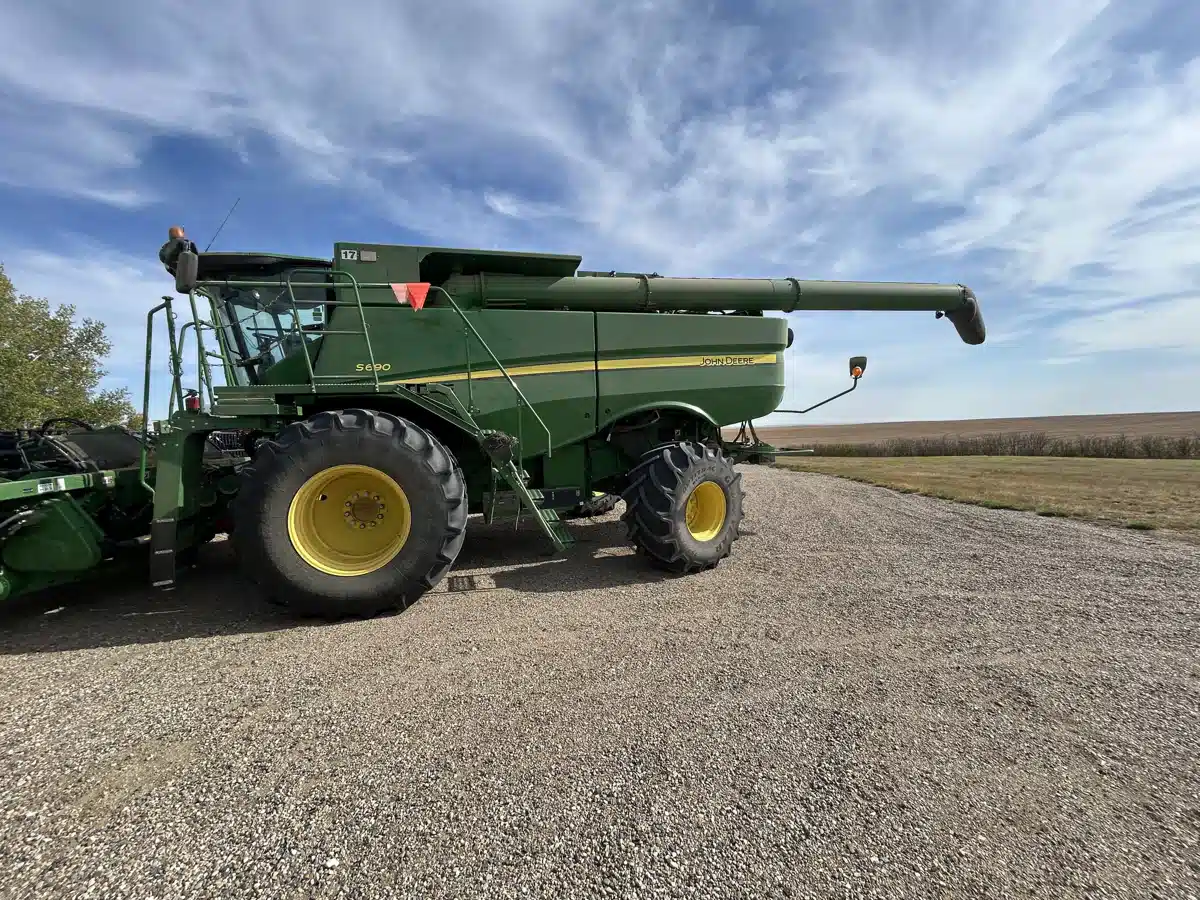 Gallery image 2 for Used 2017 John Deere S690 Combine