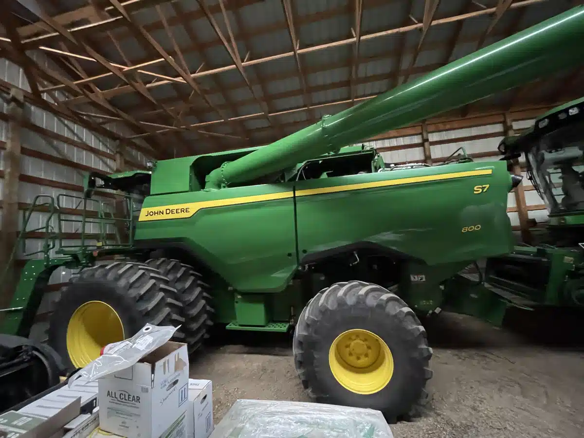 Gallery image 2 for 2025 John Deere S7 800 Combine