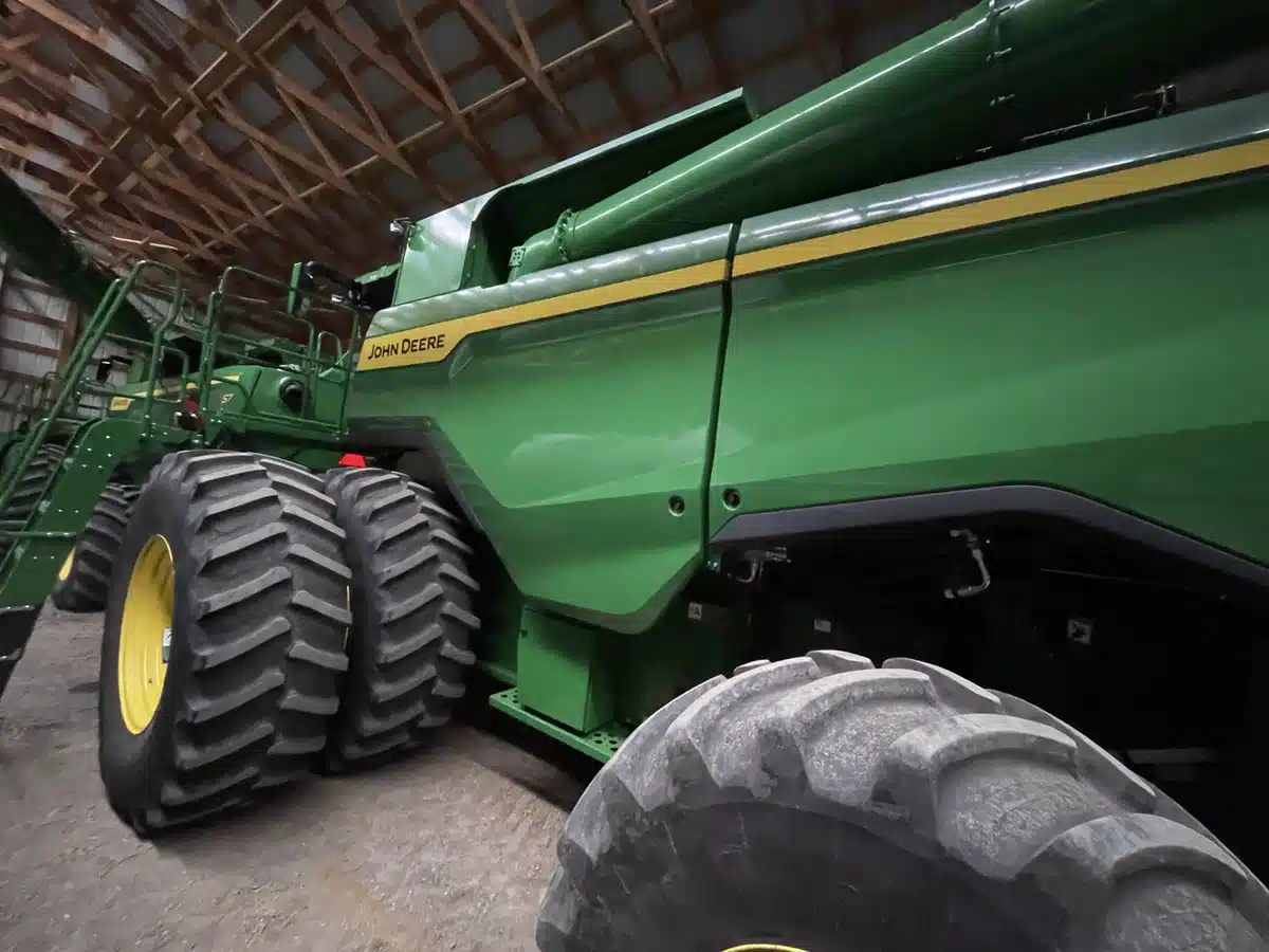 Gallery image 2 for 2025 John Deere S7 800 Combine