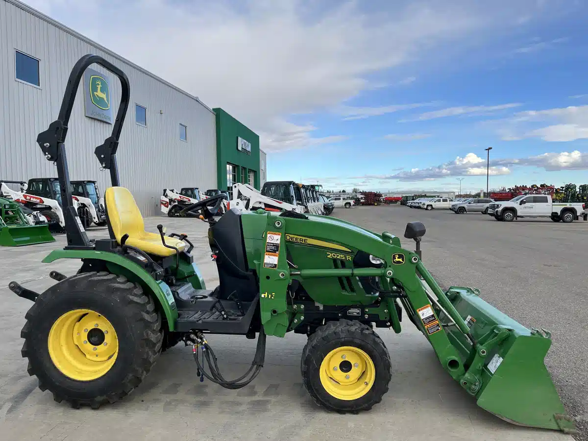 Gallery image 1 for 2014 John Deere 2025R Tractor