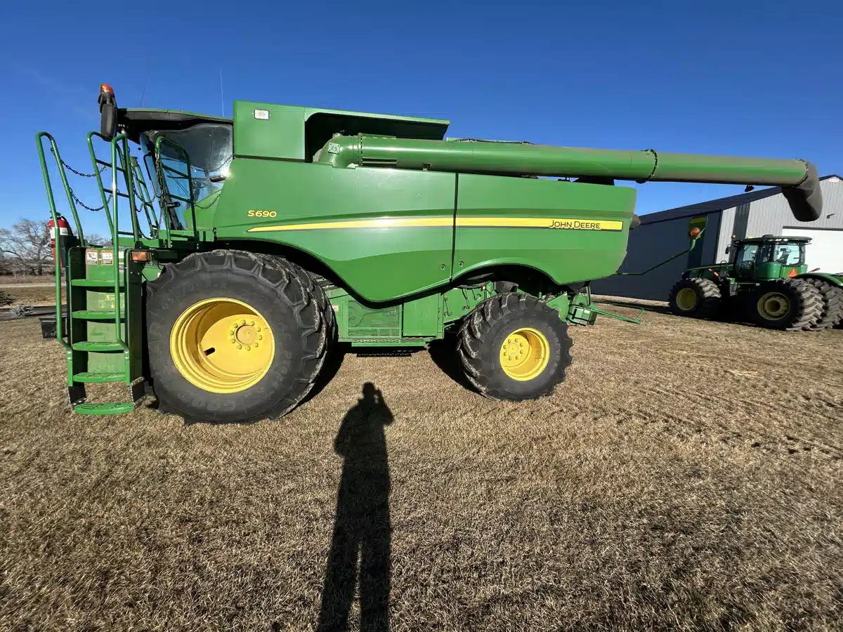 Gallery image 2 for 2013 John Deere S690 Combine