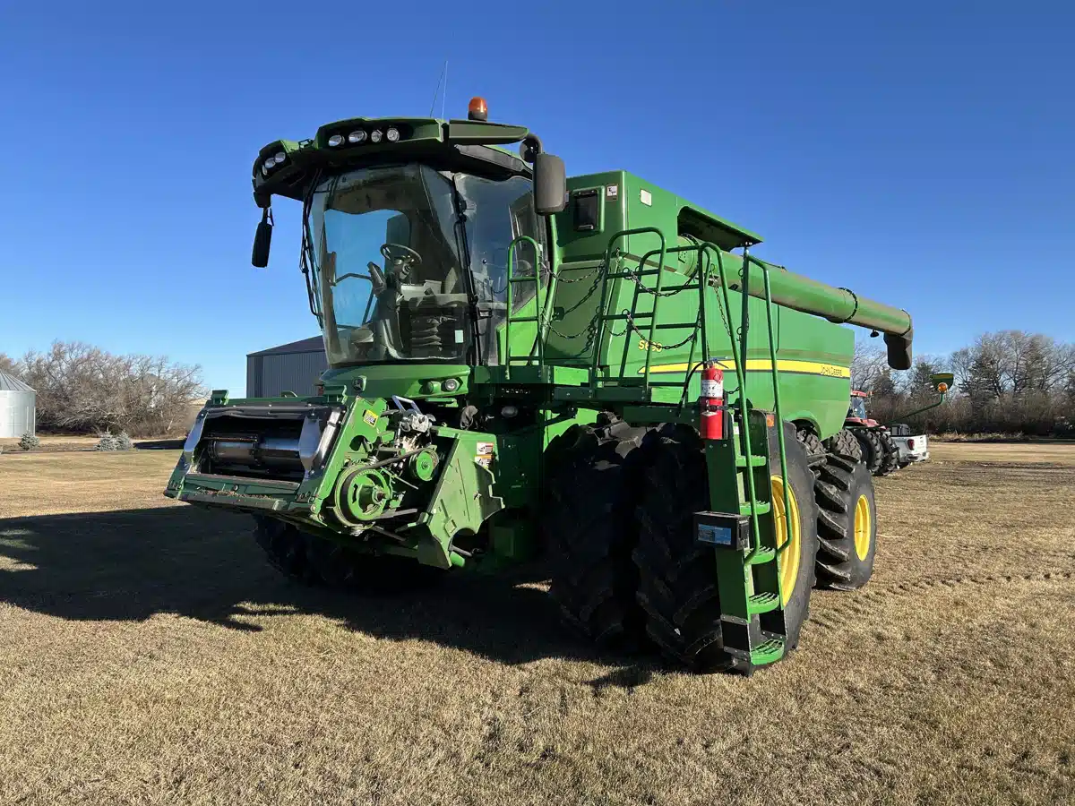 2013 John Deere S690 Combine