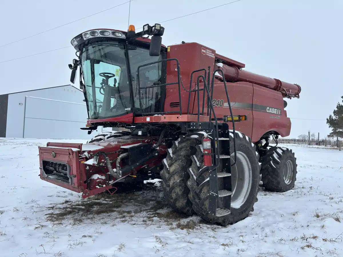 Gallery image 1 for 2016 Case IH 8240 Combine