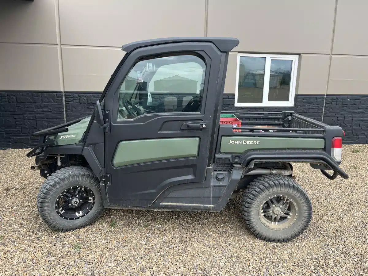 Gallery image 2 for 2023 John Deere XUV 835R Utility Vehicle