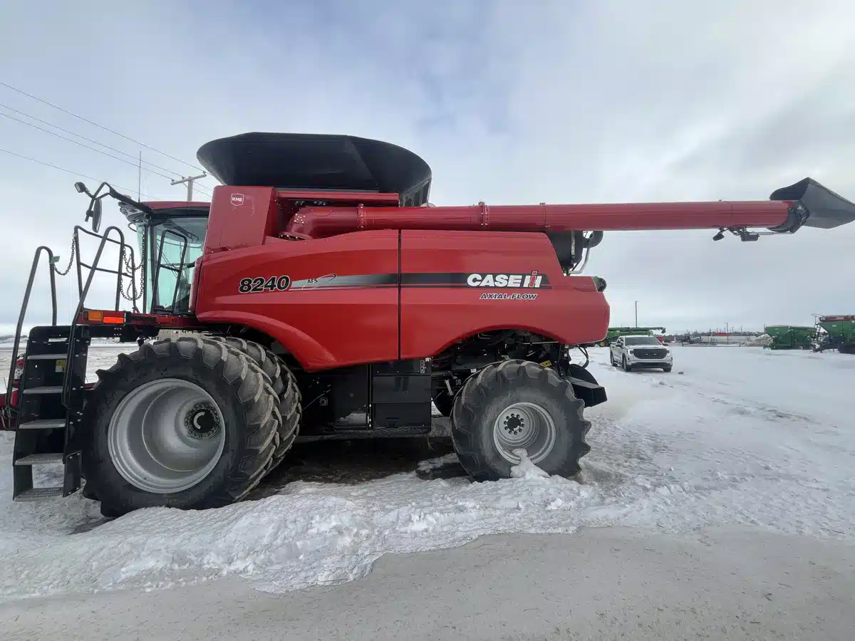 Gallery image 2 for 2017 Case IH 8240 Combine