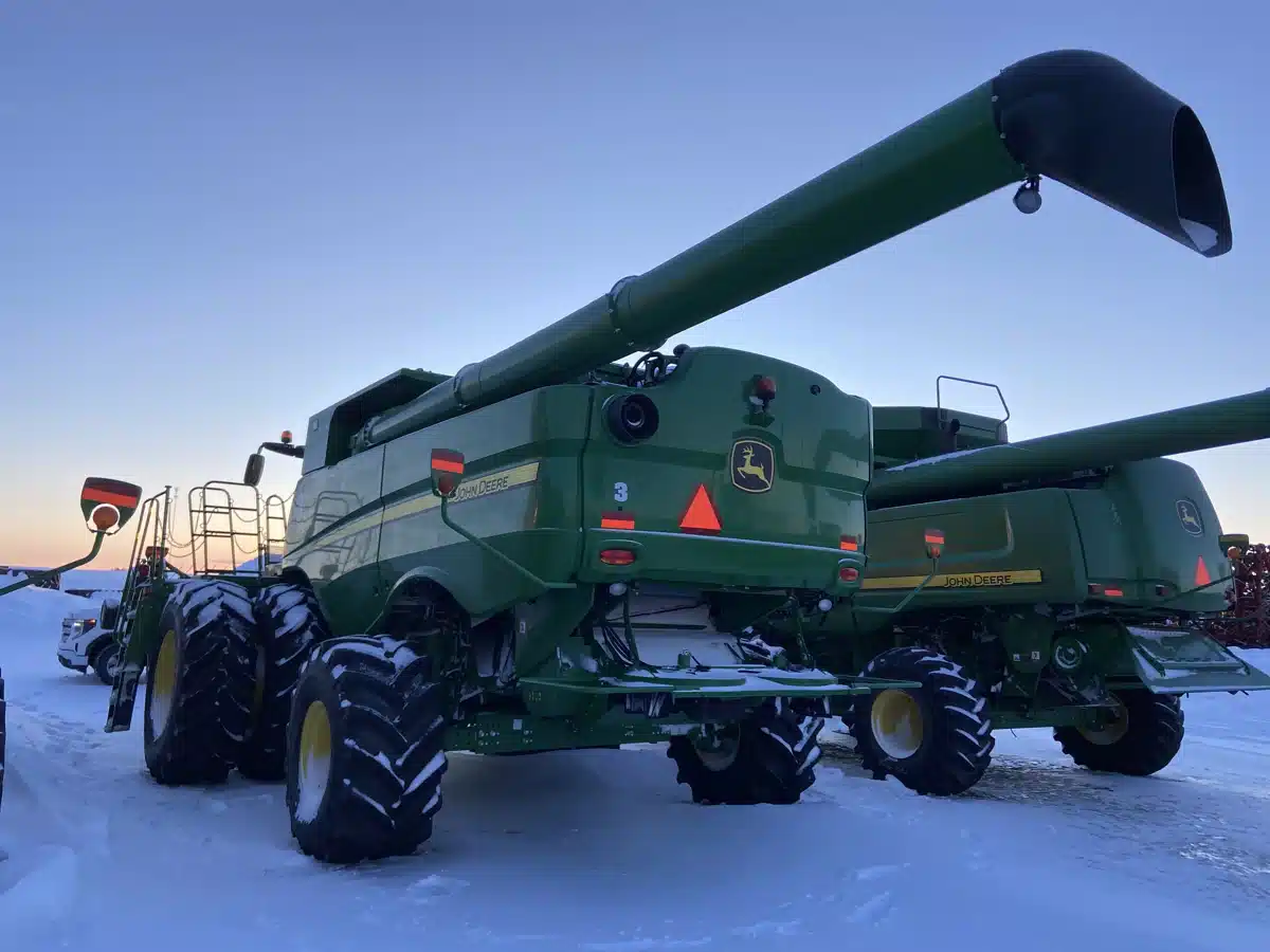 Gallery image 2 for 2016 John Deere S690 Combine