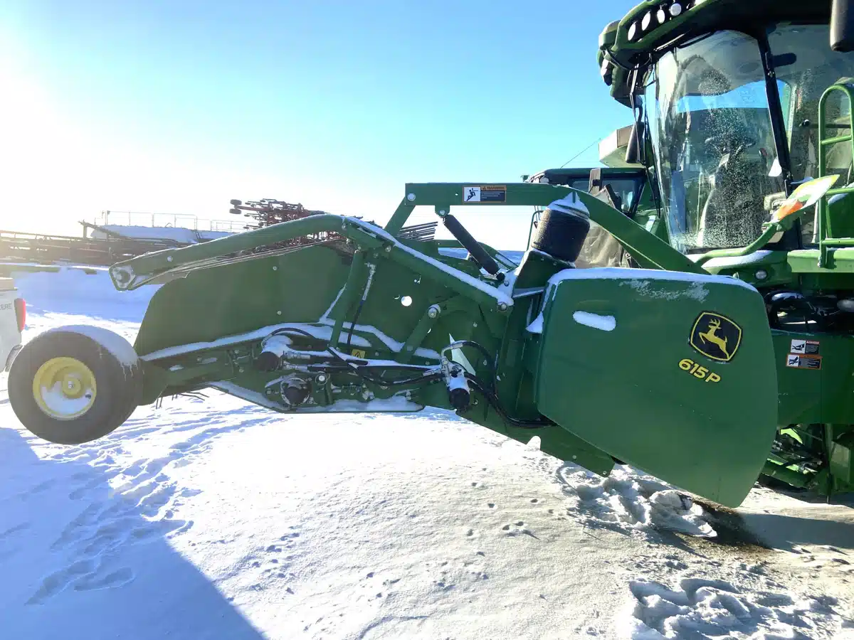 Gallery image 2 for 2016 John Deere 615P Header - Draper