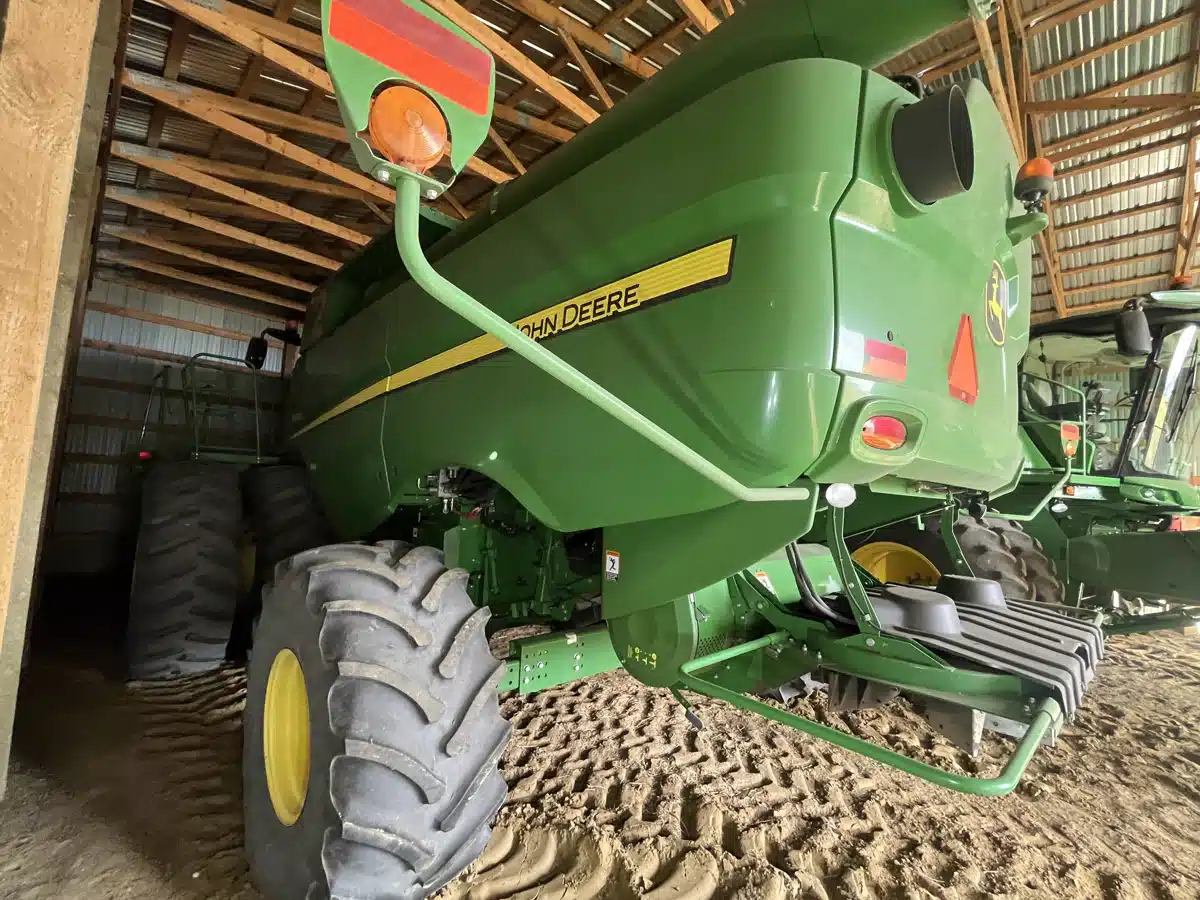Gallery image 2 for 2015 John Deere S690 Combine