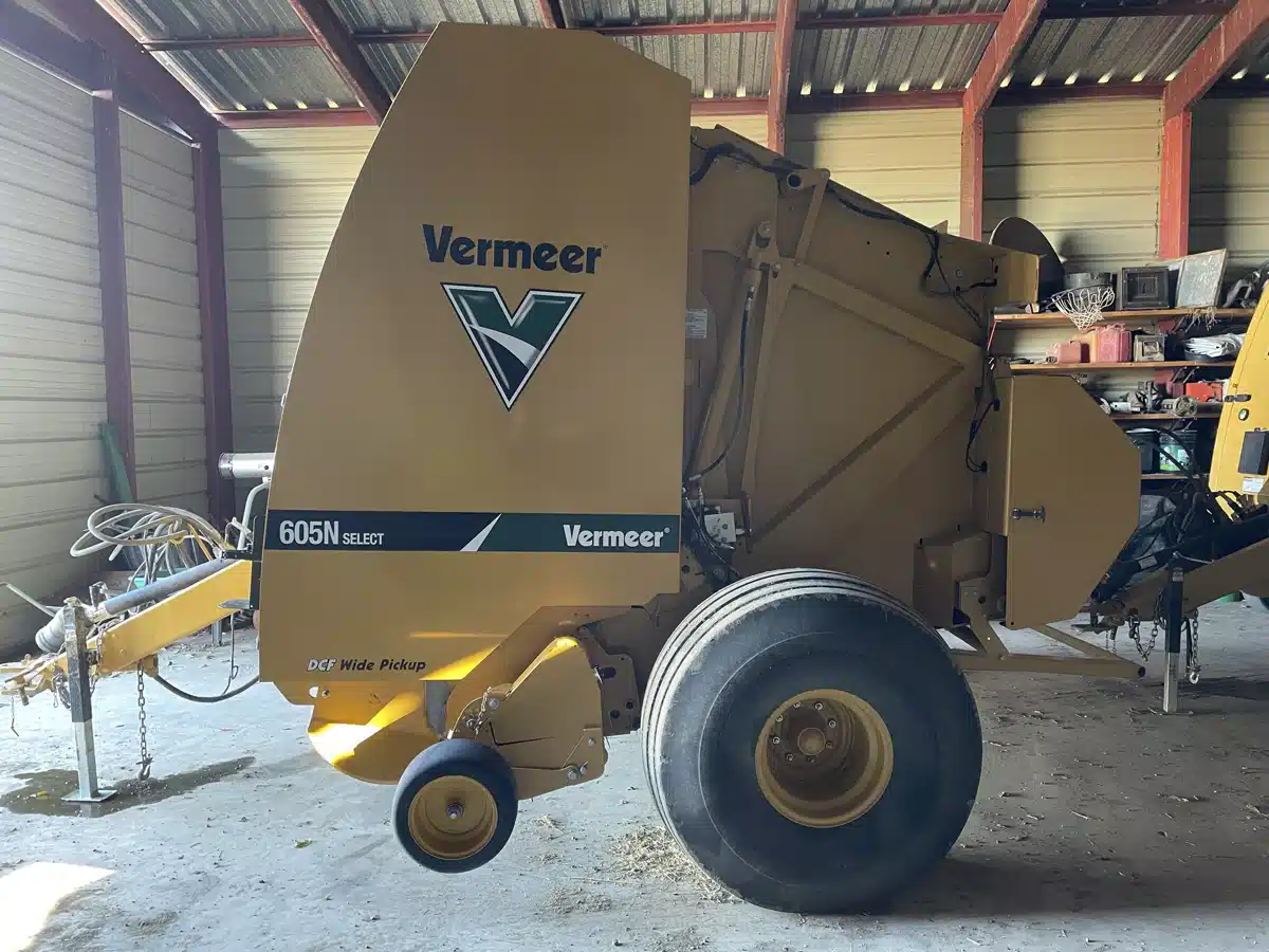 Gallery image 2 for 2024 Vermeer 605N Round Baler
