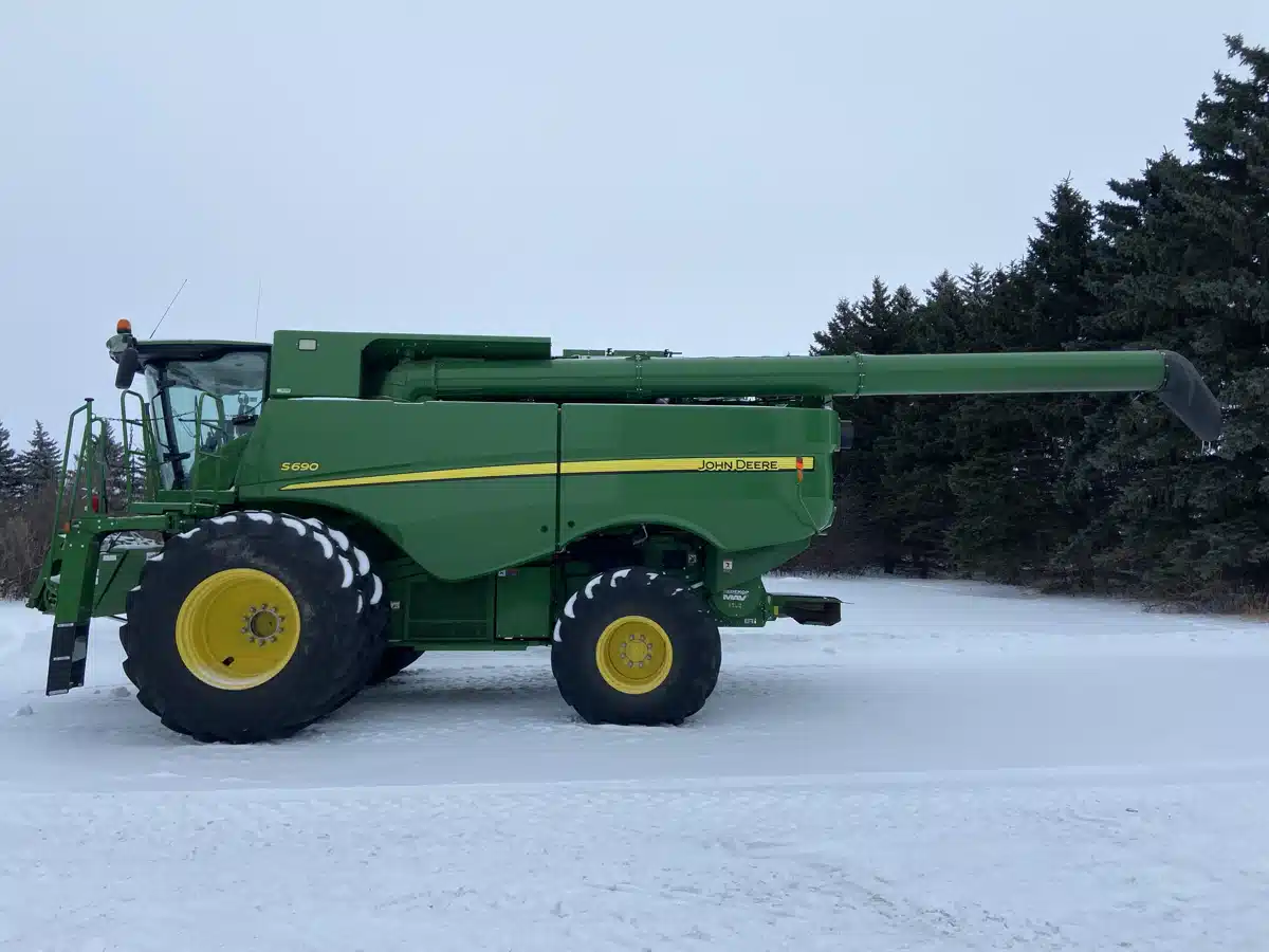 Gallery image 2 for 2017 John Deere S690 Combine