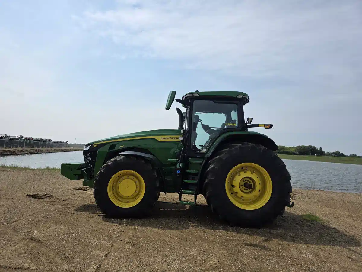 Photo de la Galerie 2 pour 2025 John Deere 8R 250 Tracteur
