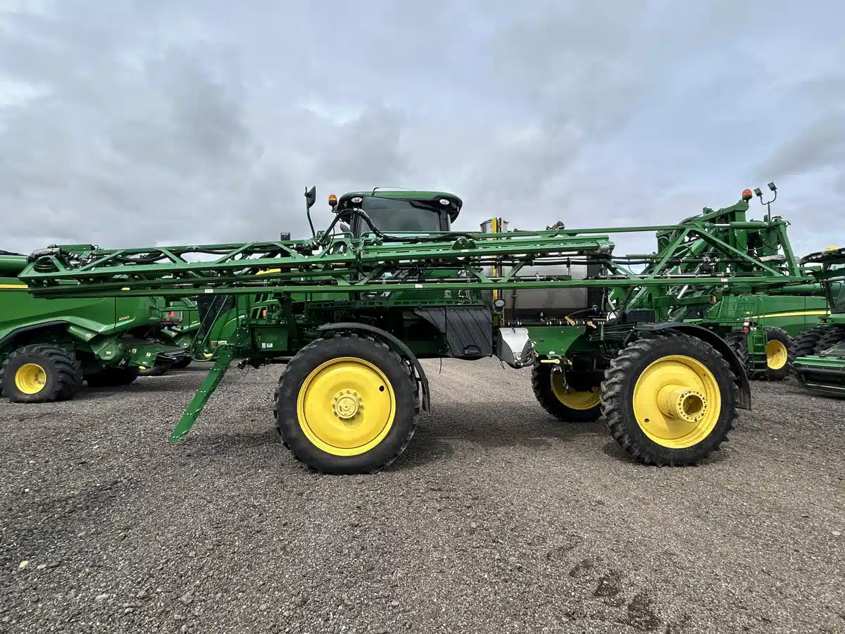 Gallery image 2 for 2015 John Deere R4038 Sprayer - Self Propelled
