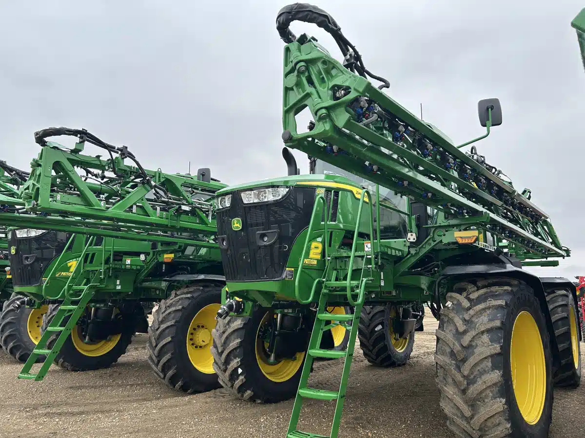 Photo de la Galerie 1 pour 2026 John Deere 412R Arroseur - Automoteur