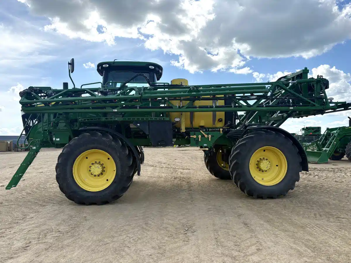 Gallery image 2 for 2019 John Deere R4030 Sprayer - Self Propelled