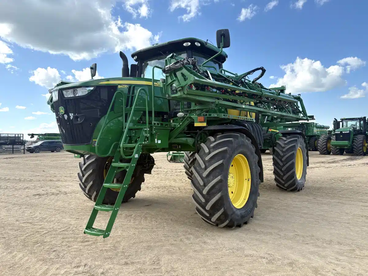 Gallery image 1 for 2019 John Deere R4030 Sprayer - Self Propelled