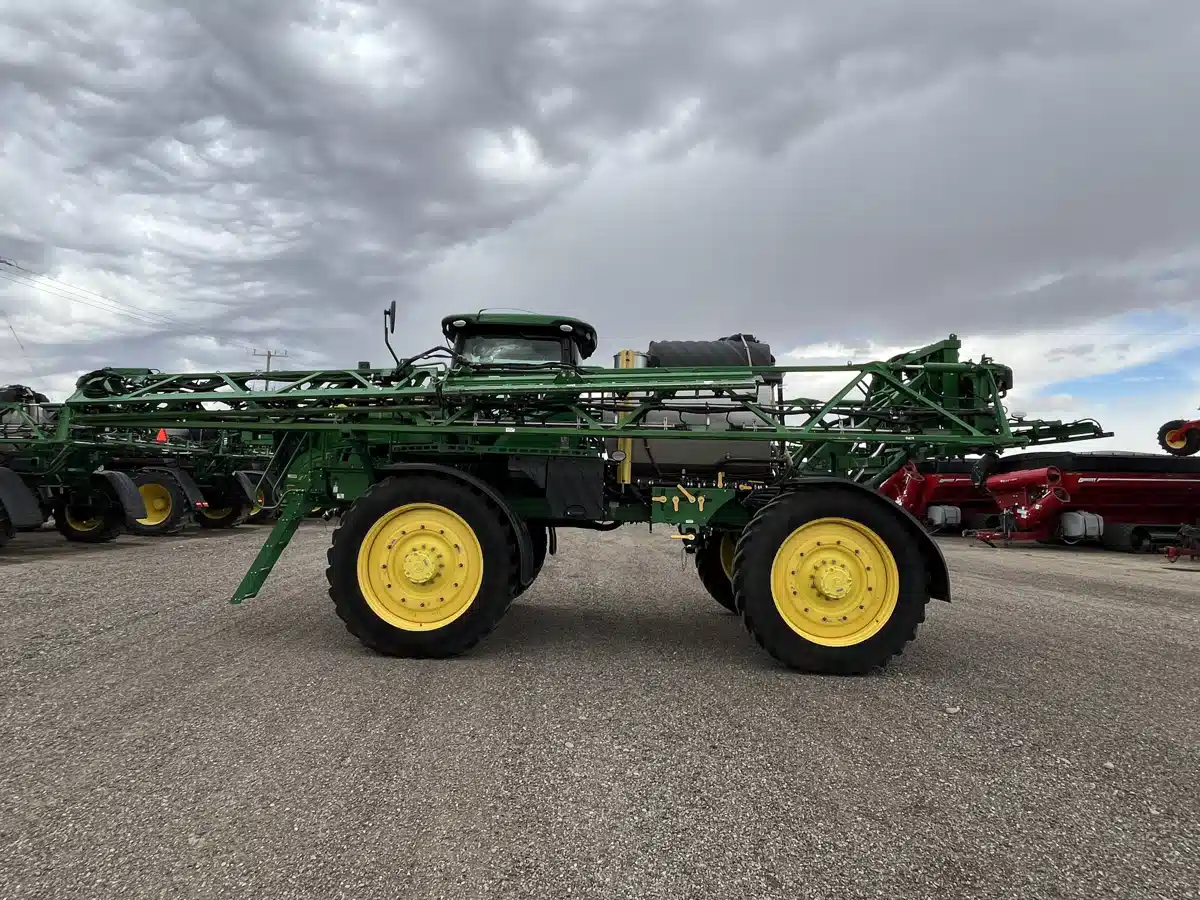 Gallery image 2 for 2019 John Deere R4045 Sprayer - Self Propelled