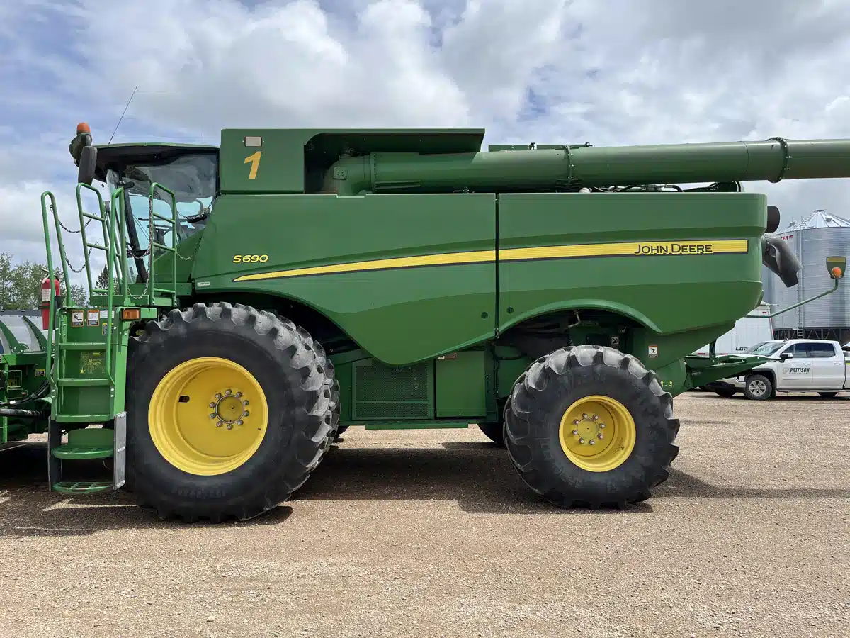 Photo de la Galerie 2 pour 2016 John Deere S690 Batteuse